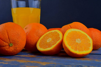 <strong>橘子</strong>橙子玻璃橙色汁手册柑橘类squezeer蓝色的木背景橙子减少一半特写镜头