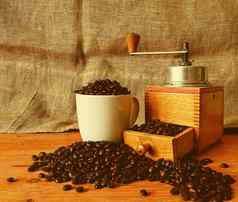 古董咖啡机咖啡豆子白色杯填满咖啡豆子木背景