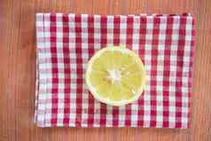 柠檬减少一半彩色的餐巾