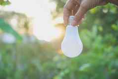 手人持有光灯泡的想法成功太阳能