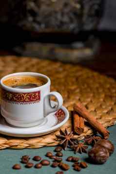 垂直图片美丽的杯咖啡茴香cinnamo