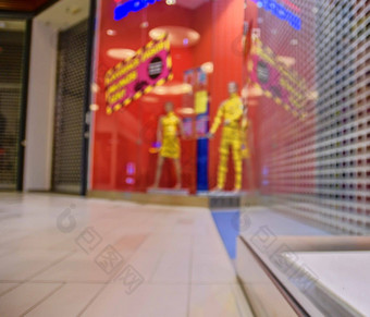 模糊商店窗户零售商店欧洲走廊当地的超市散焦背景时尚衣服零售商店出售显示女女人人体模型