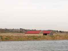 河流水自然背景红色的农场屋顶房子