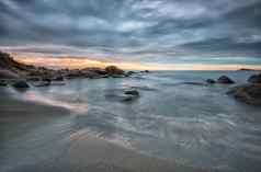 海日出海景日出多云的早....美丽的自然海景蓝色的小时岩石日出海日出黑色的海海岸atiachernomoretz