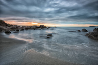 海日出海景日出多云的早....美丽的自然海景蓝色的小时岩石日出海日出黑色的海海岸atiachernomoretz