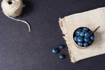 新鲜的蓝莓黑暗图片复制空间左新鲜的水果浆果铜杯碗黑暗<strong>风格</strong>股票<strong>照片</strong>黑色的背景