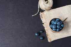 新鲜的蓝莓黑暗图片复制空间左新鲜的水果浆果铜杯碗黑暗风格股票照片黑色的背景