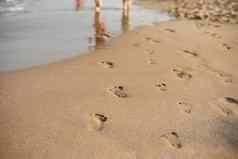 的足迹沙子人类的足迹领先的查看器行的足迹沙子海滩夏季夏天假期