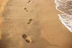 孩子们的足迹沙子人类的足迹领先的查看器行的足迹沙子海滩夏季夏天假期