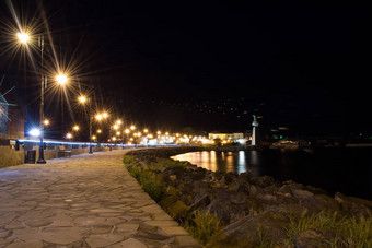 古老的小镇内塞伯尔一直以来晚上摄影石头路径海滩城市灯