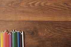 色彩斑斓的铅笔棕色（的）木表格背景框架彩色的铅笔木免费的空间文本复制空间