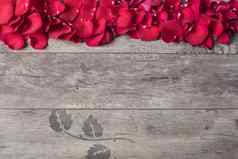 红色的玫瑰花瓣木背景玫瑰花瓣边境木表格前视图复制空间花框架风格市场营销摄影婚礼礼物卡情人节一天母亲一天背景