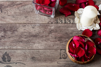 玻璃花瓶木弓填满红色的白色玫瑰花瓣白色芳香香草蜡烛木背景芳香疗法概念浪漫的背景玫瑰框架复制空间