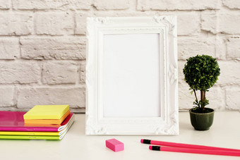 白色框架模拟数字模型显示模型风格股票摄影模型色彩斑斓的桌面模拟办公室桌子上霓虹灯铅笔漂亮的粉红色的笔记本电脑橡胶