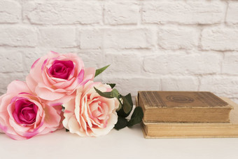 粉红色的玫瑰模拟风格股票摄影花框架风格墙模拟玫瑰花模型书情人节母亲一天卡giftcard白色桌子上模型