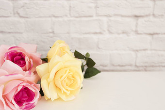 粉红色的玫瑰模拟风格股票摄影花框架风格墙模拟玫瑰花模型情人节母亲一天卡giftcard白色桌子上模型