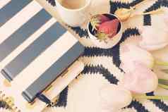 咖啡草莓笔记本电脑斯堪的那维亚地毯粉红色的郁金香黄金勺子白色黑色的模式黄金主题生活方式概念
