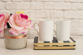 杯子白色杯子模型空白白色咖啡杯子模拟风格<strong>摄影</strong>咖啡杯产品显示咖啡杯子条纹设计笔记本电脑<strong>花瓶</strong>粉红色的玫瑰