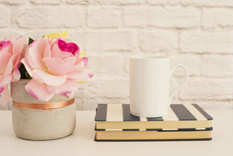 白色杯子模型空白白色咖啡杯子模拟风格摄影咖啡杯产品显示咖啡杯子条纹设计笔记本电脑花瓶粉红色的玫瑰