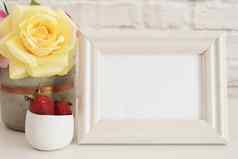 框架模型白色框架模拟奶油图片框架花瓶粉红色的玫瑰草莓黄金碗产品框架模型墙艺术显示模板砖墙