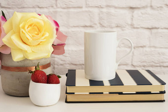 咖啡杯<strong>产品</strong>显示咖啡杯子条纹设计笔记本电脑草莓黄金碗花瓶粉红色的<strong>玫瑰</strong>