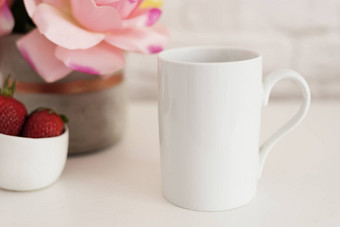 咖啡杯<strong>产品</strong>显示咖啡白色表格草莓黄金碗花瓶粉红色的<strong>玫瑰</strong>