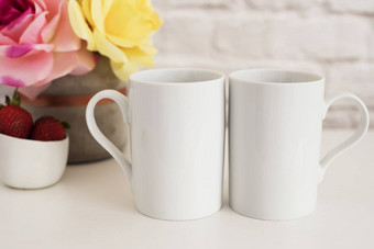杯子白色杯子模型空白白色咖啡杯子模拟风格摄影咖啡杯产品显示咖啡杯子白色桌子上花瓶粉红色的玫瑰
