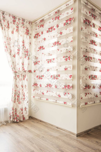 温暖的光纯粹的白色薄纱古董花窗帘百叶窗红色的玫瑰卧室室内设计