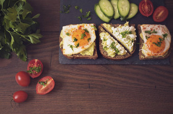 鳄梨烤面包健康的早餐前视图自制的三明治鳄梨炸鸡蛋樱桃番茄黄瓜木背景黑暗食物摄影小鹿过滤器