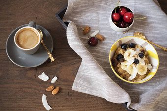杏仁牛奶藜麦新鲜的水果樱桃咖啡托盘健康的早餐生活方式概念前视图黑暗木背景健身情绪饮食夏天光零食