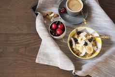 杏仁牛奶藜麦新鲜的水果樱桃咖啡托盘健康的早餐生活方式概念前视图黑暗木背景健身情绪饮食夏天光零食
