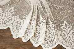 关闭美丽的白色薄纱纯粹的窗帘织物样本纹理背景模式婚礼概念室内设计古董花边薄纱雪纺