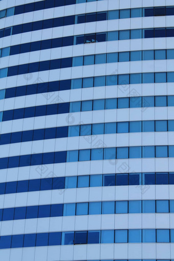白色建筑结构蓝色的天空背景蓝色的窗户