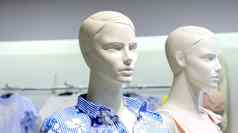 特写镜头塑料人体模型头模糊商店背景