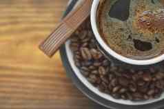 棕色（的）杯咖啡厚泡沫飞碟咖啡豆子