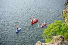 空中视图皮划艇运动员美丽的河湖