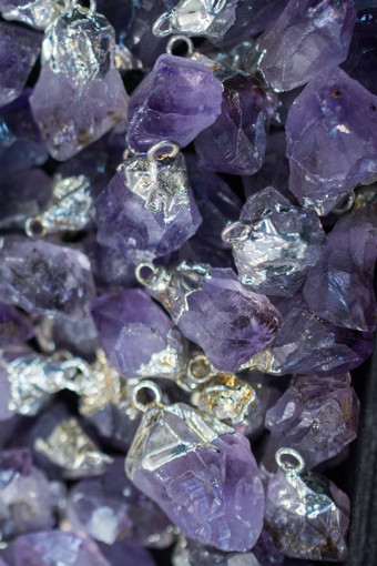 生紫罗兰色的紫<strong>水晶</strong>岩石<strong>水晶</strong>阿梅斯特