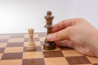 人玩国际象棋游戏使移动