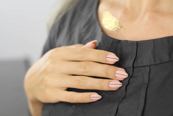 美丽的女手修指甲超光粉红色的指甲波兰的指甲设计薄黑色的带
