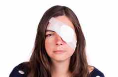 肖像女人穿眼睛补丁保护受伤