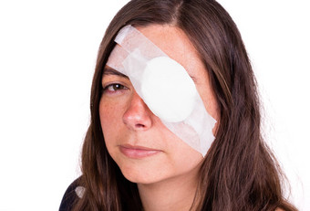 肖像女人穿眼睛补丁保护受伤