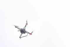 白色无人机相机飞行蓝色的天空无人机概念