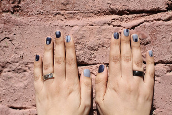 美丽的女手<strong>非凡</strong>的修指甲砖墙有创意的指甲设计蓝色的超时尚的颜色指甲波兰的