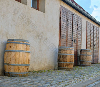 乡村酒桶前面现代酒地<strong>窖酒</strong>背景欧洲捷克共和国南摩拉维亚