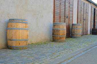 乡村酒桶前面现代酒地窖酒背景欧洲捷克共和国南摩拉维亚