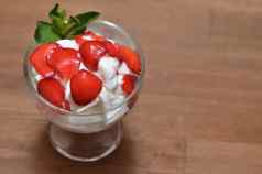 香草冰奶油草莓薄荷叶子玻璃碗