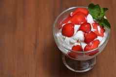 美味的冰奶油草莓薄荷叶子