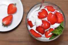 香草冰奶油切片草莓薄荷叶子玻璃碗