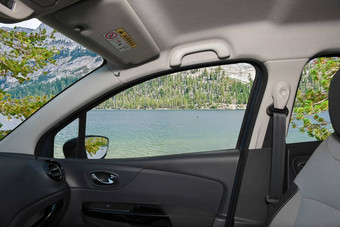 车窗口视图湖约塞米蒂国家公园美国