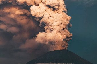 <strong>火山</strong>喷发俱乐部烟灰大气